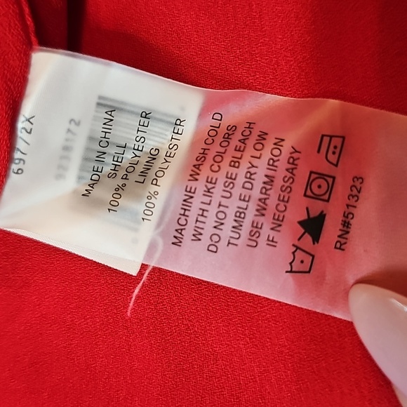 VINCE CAMUTO RED FLORAL LINED TIERED FLUTTER SLEEVE PULLOVER BLOUSE - Picture 12 of 13